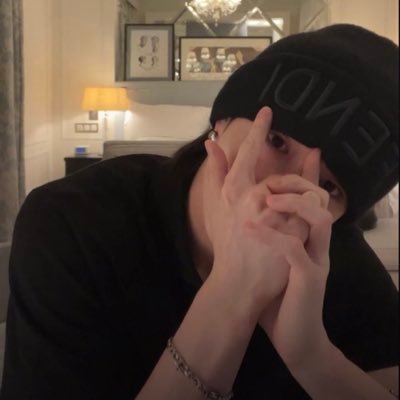 ma 🄷🄾🄻🄻🄾🅆